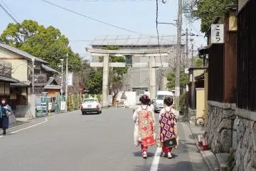 <p>ประตูโทริทางเข้าด้านข้างของศาลเจ้ายะสะกะ (Yasaka)</p>