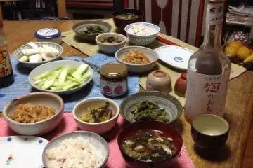 <p>Beberpa tuan rumah akan sibuk untuk membuat kamu merasa diterima, seperti menyiapkan masakan rumahan yang lezat ini untuk makan malam</p>