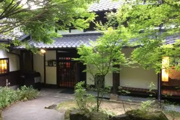 <p>Very well maintained front door.</p>