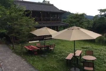 <p>There are hammocks for the customers to relax outside. It's great to read books or flip through some&nbsp;magazines and feel the&nbsp;fresh early&nbsp;summer breeze.</p>