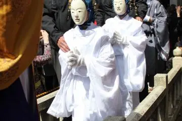 흰색 동면에 하얀 법의 '카쿠마모리'라고 불리는 소년이 2명 입장한다