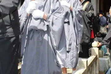 카쿠마모리 뒤를 따라서, 금색 바탕에 파란 법의 '염보살'이 올라간다