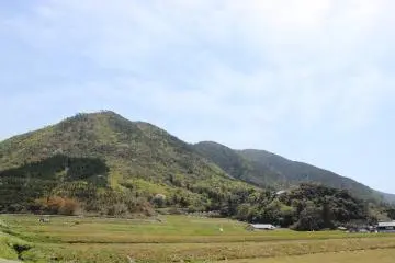 이토자키산. 중국 승선해상인이 이 산을 그의 고향에 있는 육왕산과 너무나 닮은 것에 감동하여 상륙, 암자를 편찬했다