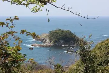 불무전설의 카메지마. 보살을 실은 큰 거북이 바다 속에서 나타나 보살이 춤을 추었다. 그 후 큰 거북이는 이 섬이 되었다고 한다