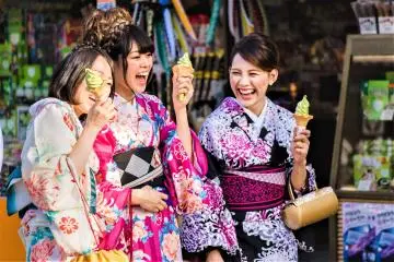 Green tea in all its forms, from sweet matcha ice cream, to the complex transformation in a tea ceremony (Photo: <a href="https://www.shutterstock.com/image-photo/kyoto-japan-may-19-2014-laughing-468909716" target="_blank" rel="noreferrer noopener nofollow">Vladimir Zhoga </a> / Shutterstock.com)