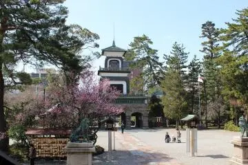 신문전경. 경내측