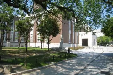 <p>On the campus</p>