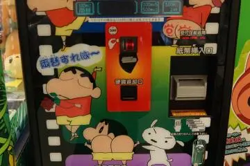 <p>A Shin-chan design decorates the change machine, continuing the motif throughout the arcade and showcasing yet another bare-bottom Shin-chan.&nbsp;</p>
