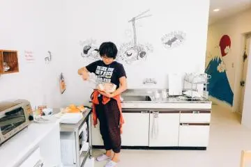 <p>The staff preparing some bread for breakfast. The interior of the kitchen and dining room is very cute.</p>