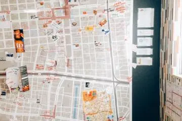 <p>The giant map with all the markers of all interesting spots you can find around the hostel</p>