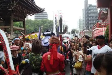 At the end of the parade, the cosplayers head back out into the open area by the temple