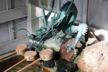 A dragon-decorated chozuya (Photo: Tom Roseveare)
