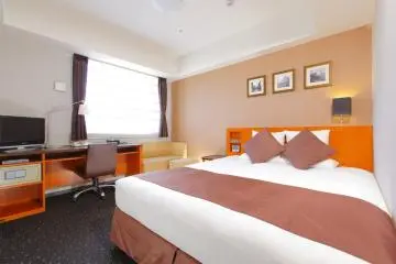 A spacious comfortable bed with light controls and an outlet near the headrest. (Photo: <a href="https://www.mystays.com/hotel-mystays-kyoto-shijo-kyoto/" target="_blank" rel="noreferrer noopener nofollow">HOTEL MYSTAYS Kyoto-Shijo</a>)
