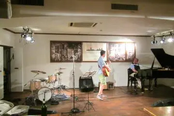 <p>A spontaneous, and very good performance of Champs Elysee by 2 local French Canadians</p>