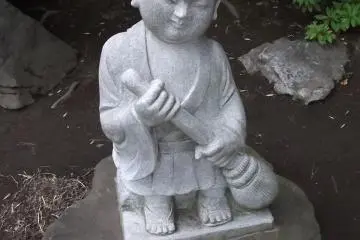 <p>This little chap is sweeping up behind the main hall</p>