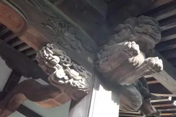 <p>There are some airborne lions under the eaves of the main hall</p>