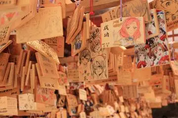<p>Pri&egrave;res &agrave; tendance geek au temple Kanda Myojin</p>