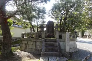 <p>สุสานภายในบริเวณกลุ่มวัดไดโตะคุ-จิ</p>