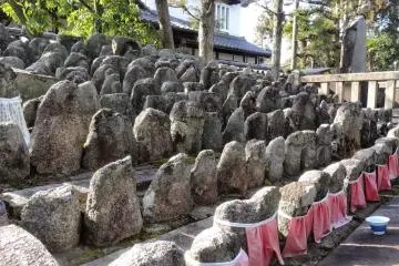 <p>ภายในบริเวณกลุ่มวัดไดโตะคุ-จิ</p>