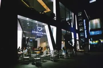 Downstairs Coffee saat malam