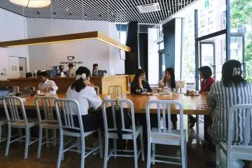 Pemandangan dari meja bagian individual
