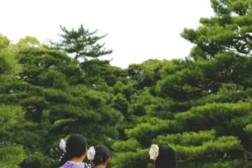 <p>Dress up formally for walking around the garden!</p>