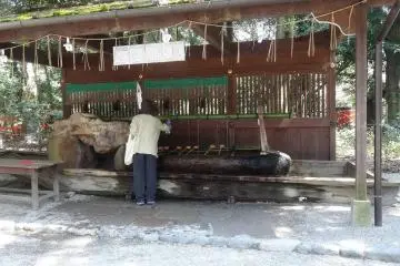 <p>อ่างน้ำหน้าศาลเจ้า</p>