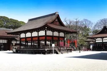 <p>อาคารไมโดะโนะ (Maidono) เป็นอาคารสำหรับประกอบพิธี แสดงดนตรี หรือฟ้อนรำถวายเทพเจ้า</p>