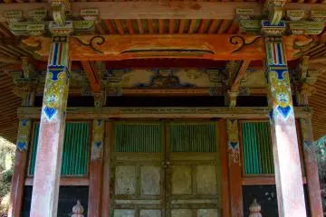 อนุสรณ์สถานที่อยู่เลยเส้นทางหลักในสุสานแห่งนี้ ดูน่าสนใจมาก แม้ว่าจะดูเก่าแก่ไปสักนิด แต่สีสันยังดูสวยงาม
