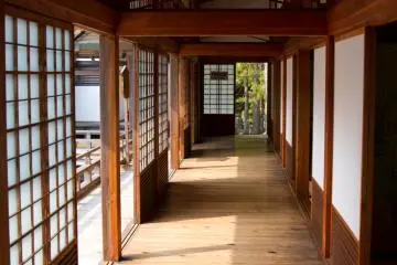 ระเบียงอาคารที่มองออกไปยังสวนหิน