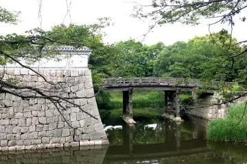 Modeled on Nijo Castle in Kyoto, it is also associated with Kobori Masakazu, who taught the Enshu-ryu style of tea ceremony to Tokugawa Iemitsu, the third Tokugawa Shogun.&nbsp;