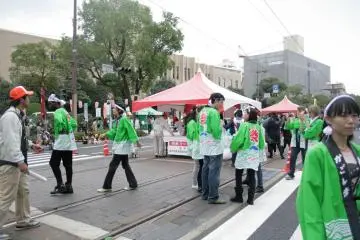 <p>Booths providing shochu and water for dancers. Event though it's an autumn fest, it's still quite hot in the south of Japan, especially during the afternoon and you dance!</p>