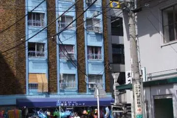 Anda akan menjumpai sebuah bangunan dengan batu bata dan papan berwarna biru. Belok ke kanan dan jalan lurus menuju lereng gunung yang terlihat dari kejauhan.