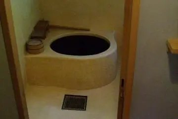 Ini adalah bak mandi tradisional Jepang yang mirip dengan yang ada di rumah ini
