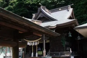 Suasana tradisional dari kuil Jepang
