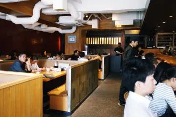 <p>The front dining area of&nbsp;Tsurutontan</p>