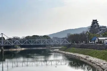 <p>ปราสาทโอะกะยะมะ (Okayama) ตั้งอยู่ริมฝั่งแม่น้ำอาซาฮิ (Asahi)</p>