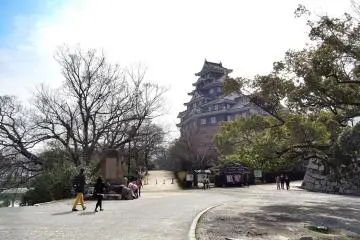 <p>ปราสาทโอะกะยะมะ (Okayama) ค่อนข้างแตกต่างจากปราสาทอื่นๆ ของญี่ปุ่น เพราะทาสีดำทั้งหลัง</p>