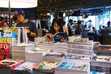 <p>수백종류의 잡지들</p>