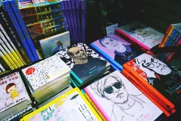 <p>츠타야의 다양한 종류의 예술과 디자인에 관련된 전문 도서</p>