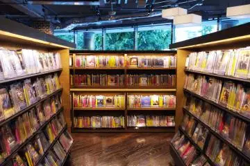 <p>2층의&nbsp;DVD진열</p>
