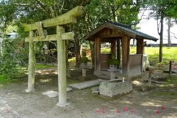 <p>ศาลเจ้าเล็กๆ ภายในสวน</p>
