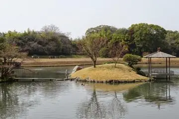 <p>สระน้ำในสวน</p>