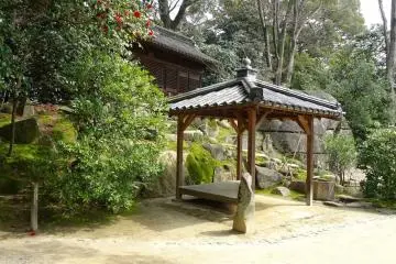 <p>หนึ่งในหลายศาลาภายในสวน</p>