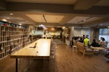 The spacious kitchen & dining area at Higako Sports (Photo: <a href="http://en.japantravel.com/photos/oakhouse-accommodation" target="_blank" rel="noreferrer noopener nofollow">Jillian Engelhard Fosten</a>)