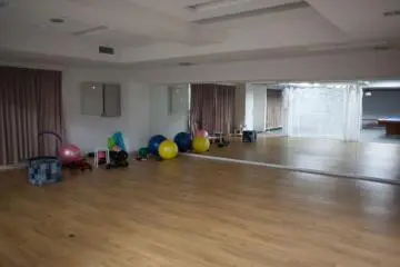 Higako Sports's exercise studio (Photo: <a href="http://en.japantravel.com/photos/oakhouse-accommodation" target="_blank" rel="noreferrer noopener nofollow">Jillian Engelhard Fosten</a>)