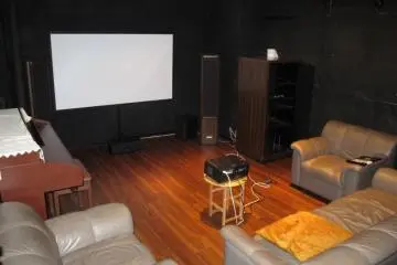 Comfort Tama Plaza's cinema room (Photo: <a href="http://en.japantravel.com/view/oakhouse-comfort-tama-plaza" target="_blank" rel="noreferrer noopener nofollow">James Rodrigues</a>)