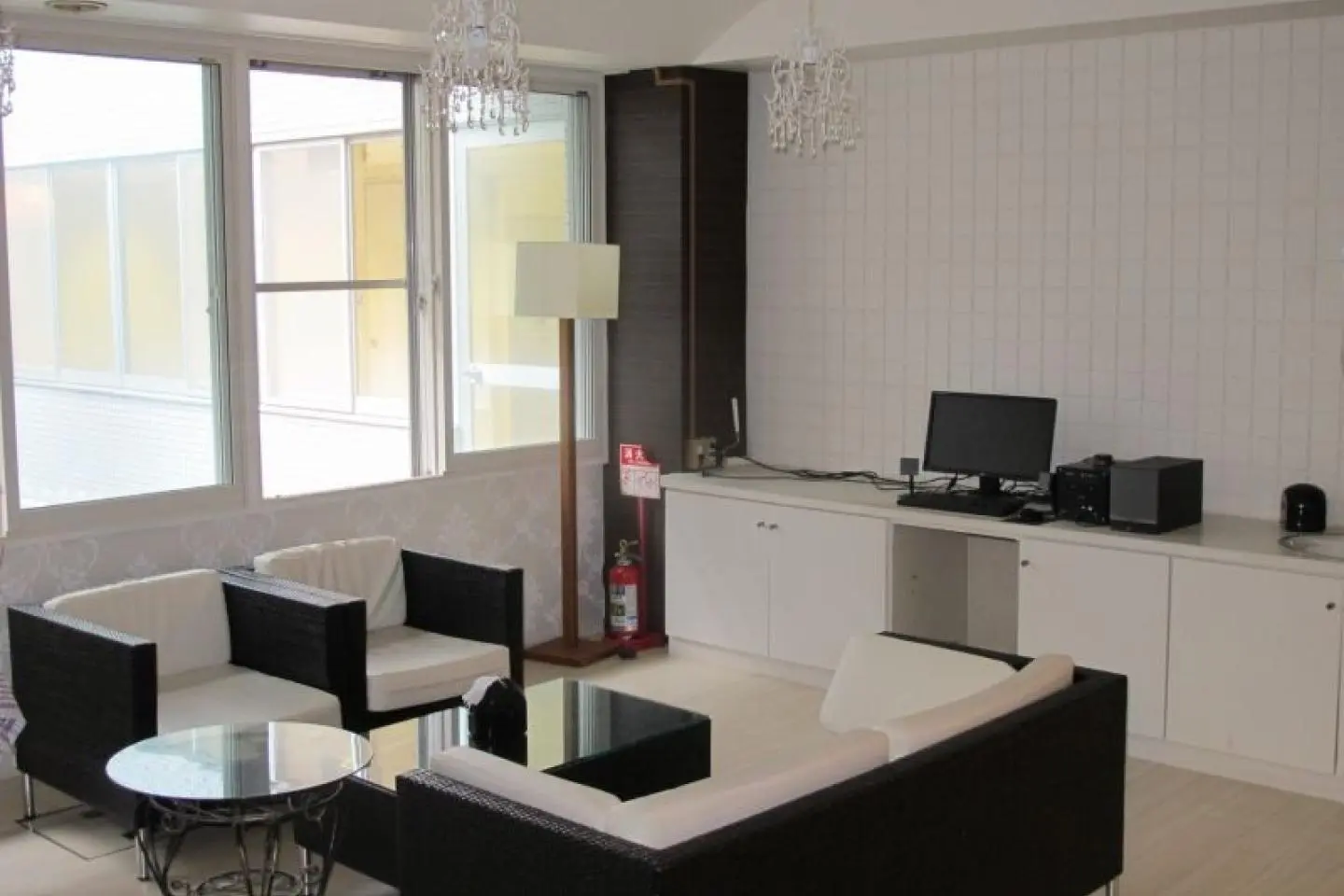 A lounge room at Oakhouse&nbsp;Kamata&nbsp;260 (Photo: Faye Close)