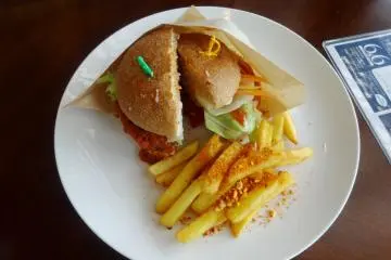 <p>Burger vegetarian yang nikmat.</p>