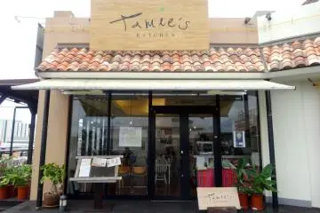 <p>Restoran ini terletak di jantung American Village di Mihama.</p>